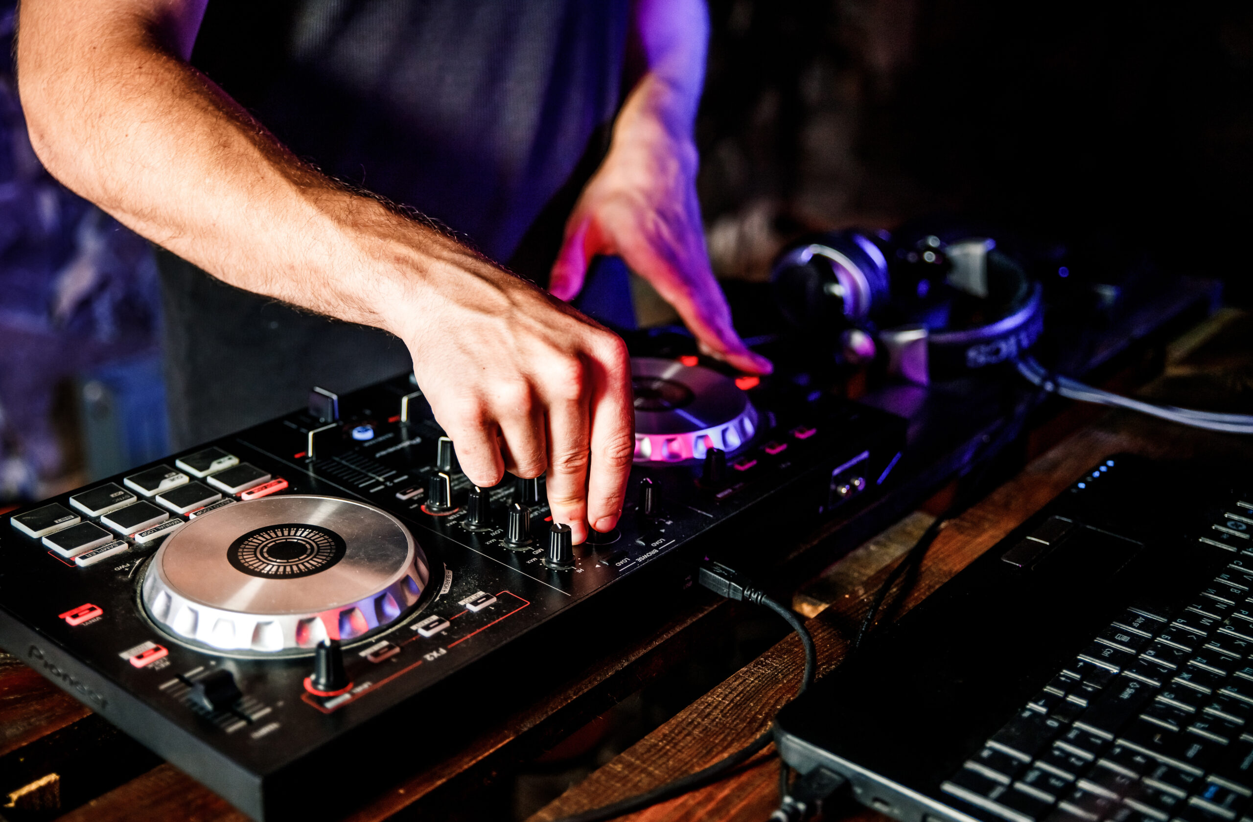 Dj,Plays,Live,Set,And,Mixing,Music,On,Turntable,Console